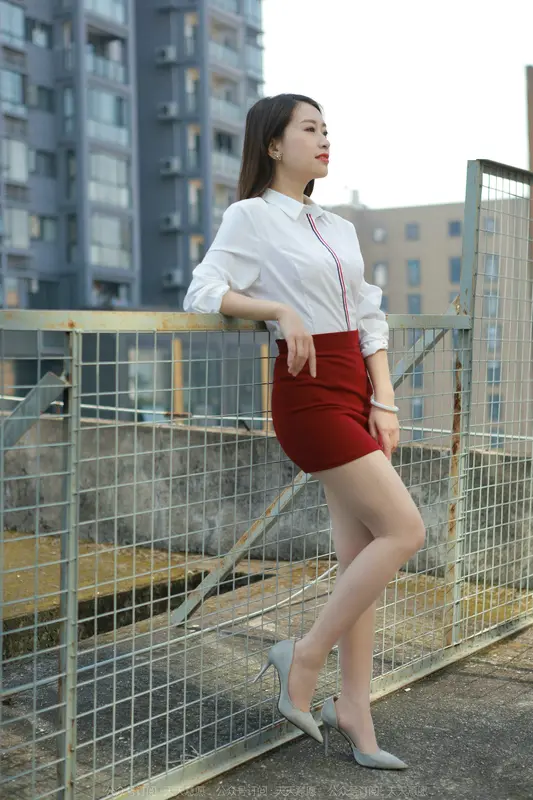 2022.02.17 丝享家1006:小婕《性感红色包臀裙》 - IESS